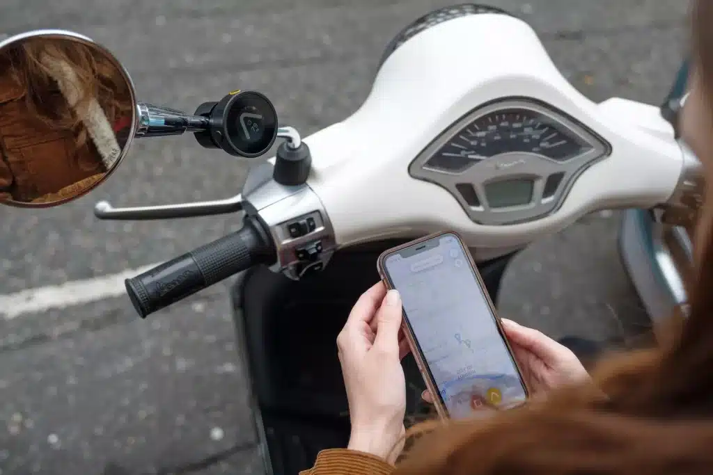 ghidon vespa şi telefon cu aplicaţie hărţi